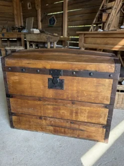 Malle bombée ancienne en bois