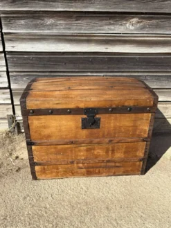 Malle bombée ancienne en bois