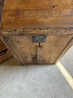 Malle bombée ancienne en bois