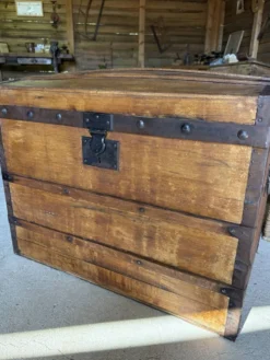 Malle bombée ancienne en bois