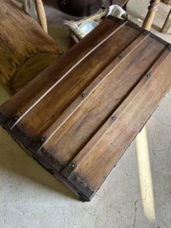 Malle bombée ancienne en bois