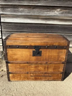Malle bombée ancienne en bois