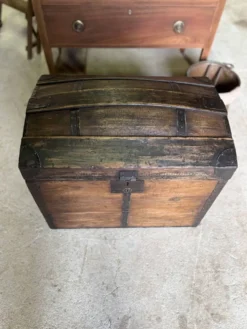 Malle bombée ancienne – rangement & déco vintage