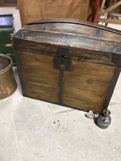 Malle bombée ancienne – rangement & déco vintage