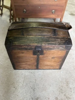 Malle bombée ancienne – rangement & déco vintage