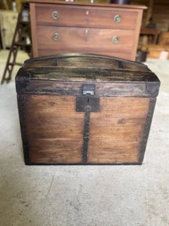 Malle bombée ancienne – rangement & déco vintage