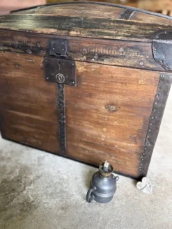 Malle bombée ancienne – rangement & déco vintage