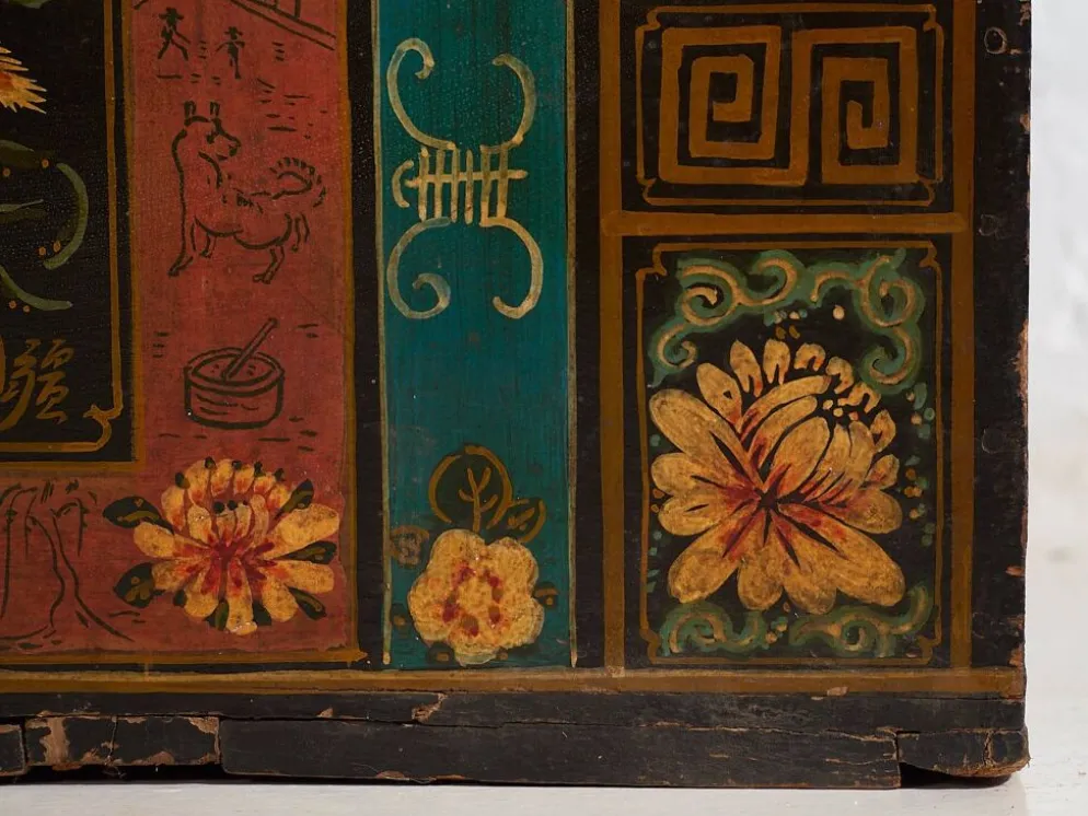 Malle chinoise ancienne de couleur foncée avec des motifs floraux (c.1900) #2