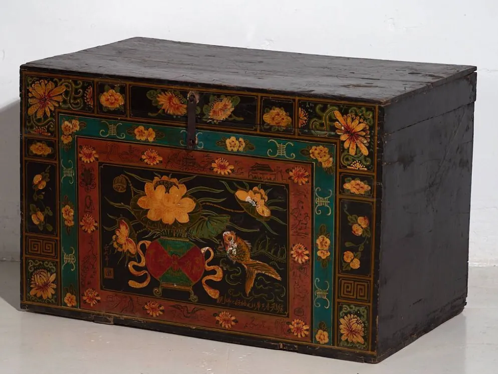 Malle chinoise ancienne de couleur foncée avec des motifs floraux (c.1900) #2