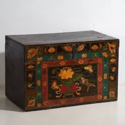 Malle chinoise ancienne de couleur foncée avec des motifs floraux (c.1900) #2