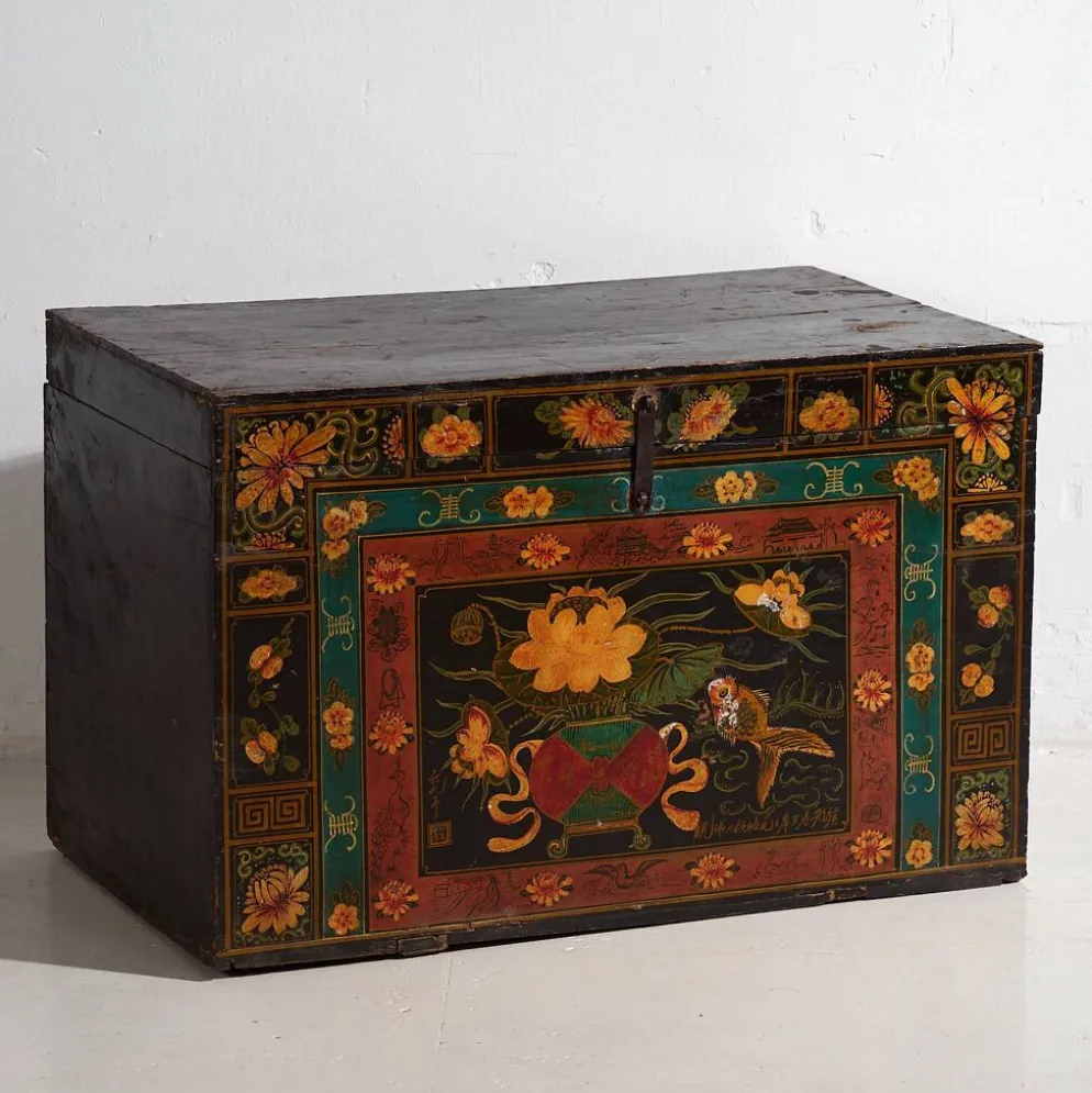 Malle chinoise ancienne de couleur foncée avec des motifs floraux (c.1900) #2