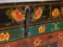 Malle chinoise ancienne de couleur foncée avec des motifs floraux (c.1900) #2