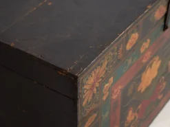 Malle chinoise ancienne de couleur foncée avec des motifs floraux (c.1900) #2
