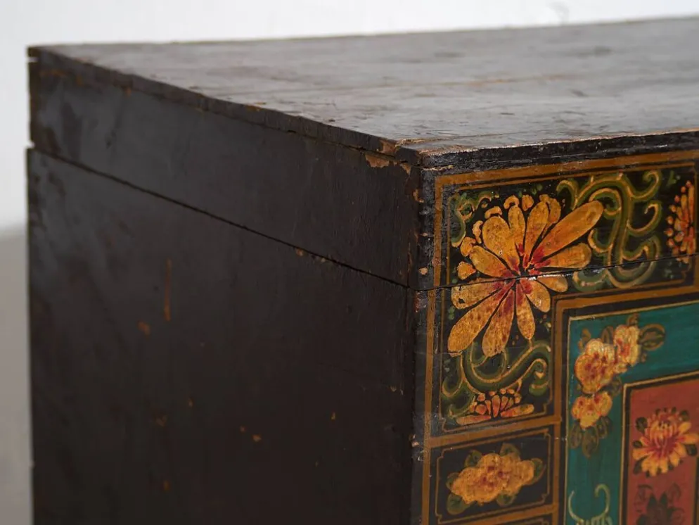 Malle chinoise ancienne de couleur foncée avec des motifs floraux (c.1900) #2