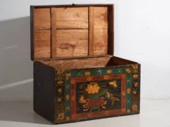Malle chinoise ancienne de couleur foncée avec des motifs floraux (c.1900) #2