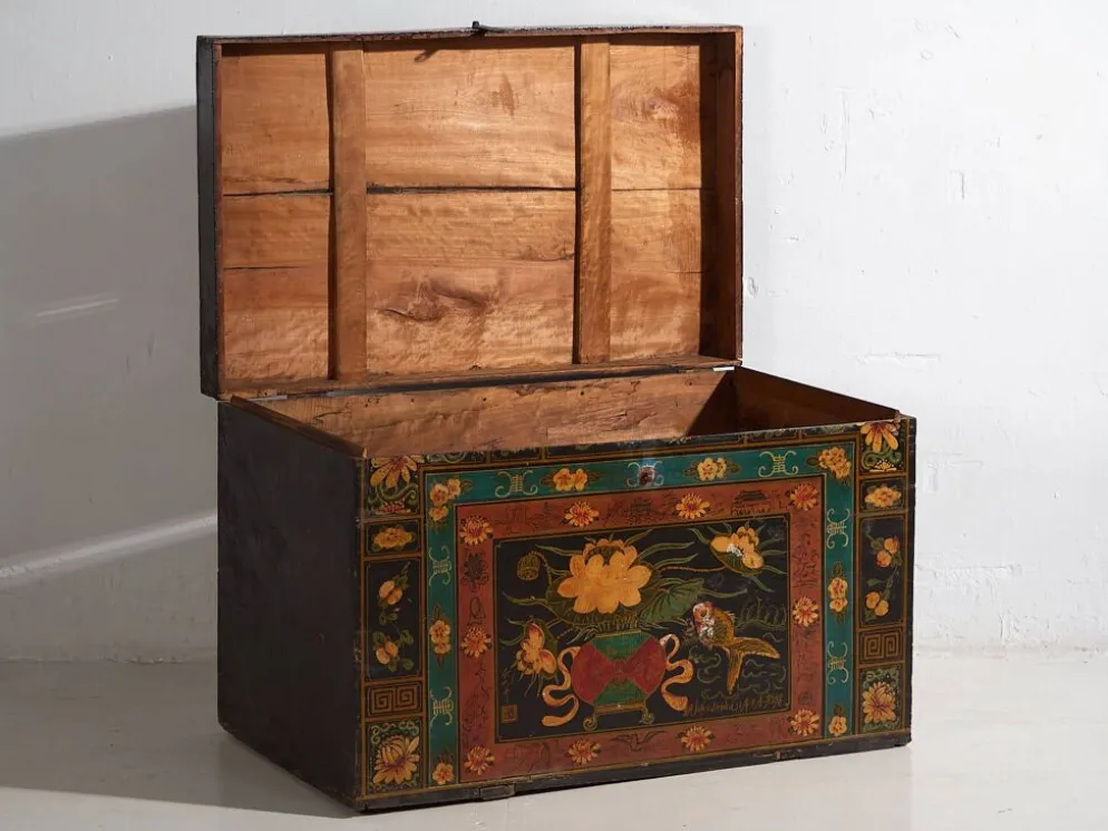 Malle chinoise ancienne de couleur foncée avec des motifs floraux (c.1900) #2