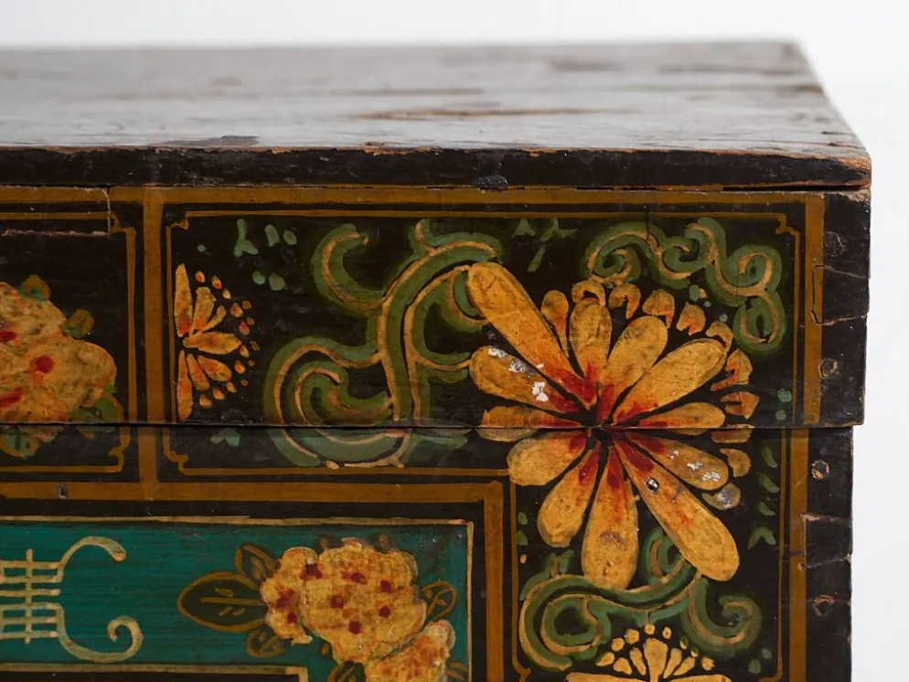 Malle chinoise ancienne de couleur foncée avec des motifs floraux (c.1900) #2