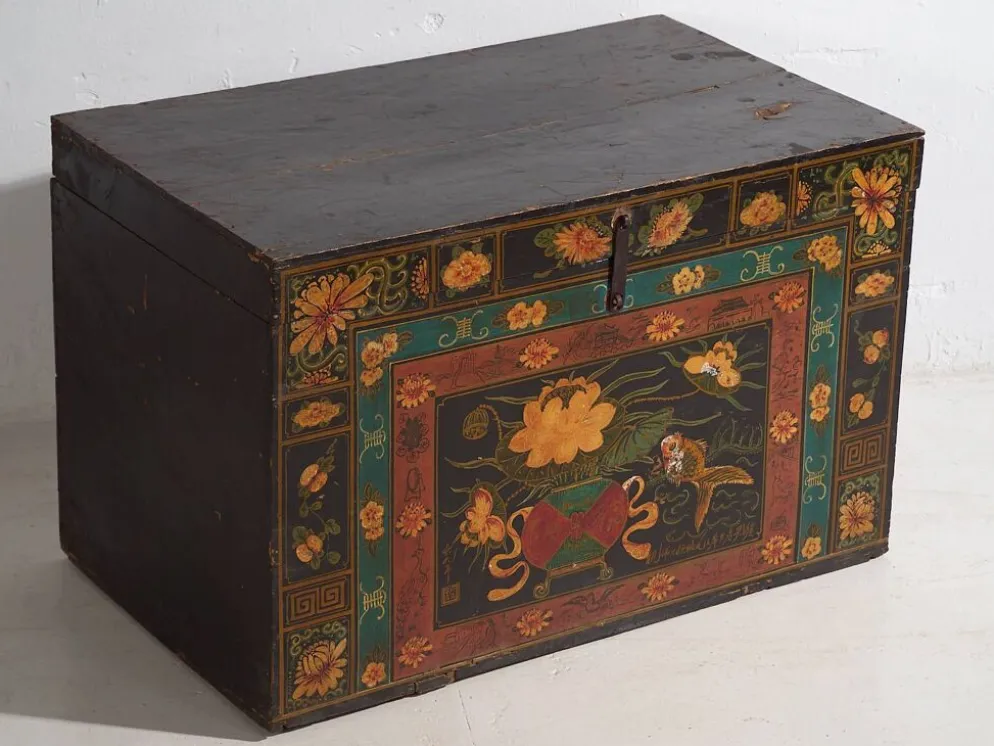 Malle chinoise ancienne de couleur foncée avec des motifs floraux (c.1900) #2