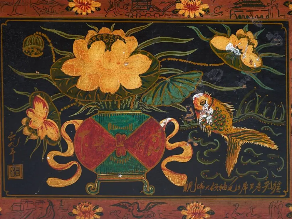 Malle chinoise ancienne de couleur foncée avec des motifs floraux (c.1900) #2