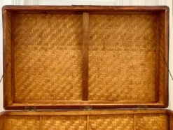 Malle chinoise vintage en vannerie, bois laqué noir et doré et laiton