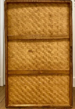 Malle chinoise vintage en vannerie, bois laqué noir et doré et laiton