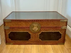 Malle chinoise vintage en vannerie, bois laqué noir et doré et laiton