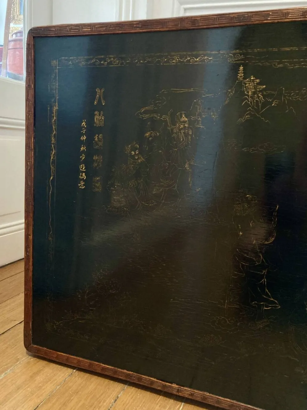 Malle chinoise vintage en vannerie, bois laqué noir et doré et laiton