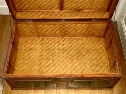 Malle chinoise vintage en vannerie, bois laqué noir et doré et laiton