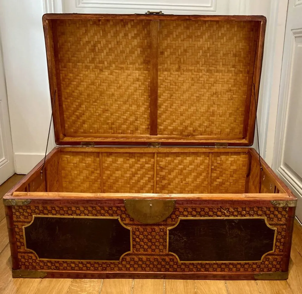 Malle chinoise vintage en vannerie, bois laqué noir et doré et laiton
