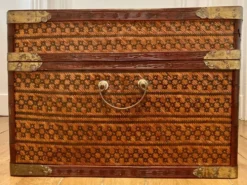Malle chinoise vintage en vannerie, bois laqué noir et doré et laiton