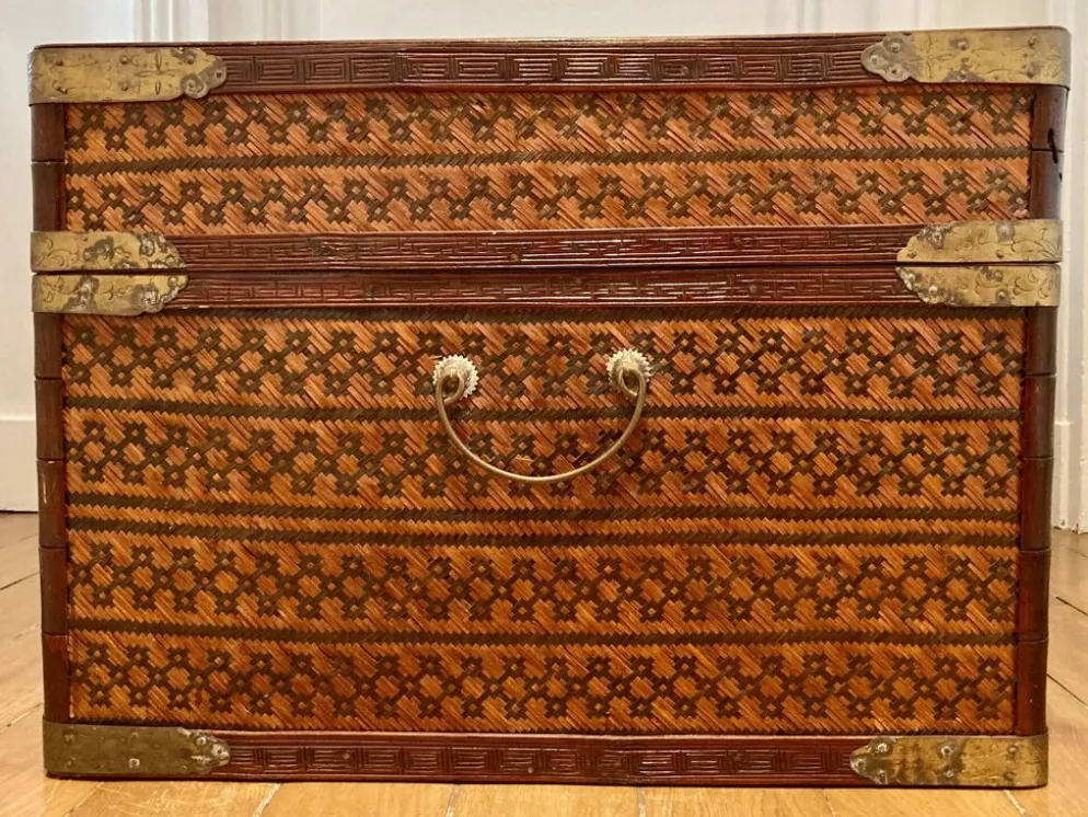 Malle chinoise vintage en vannerie, bois laqué noir et doré et laiton