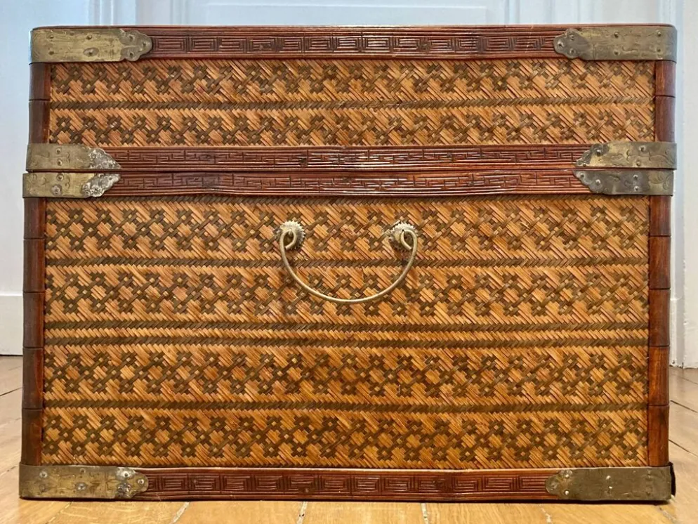 Malle chinoise vintage en vannerie, bois laqué noir et doré et laiton