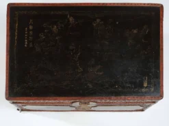 Malle chinoise vintage en vannerie, bois laqué noir et doré et laiton