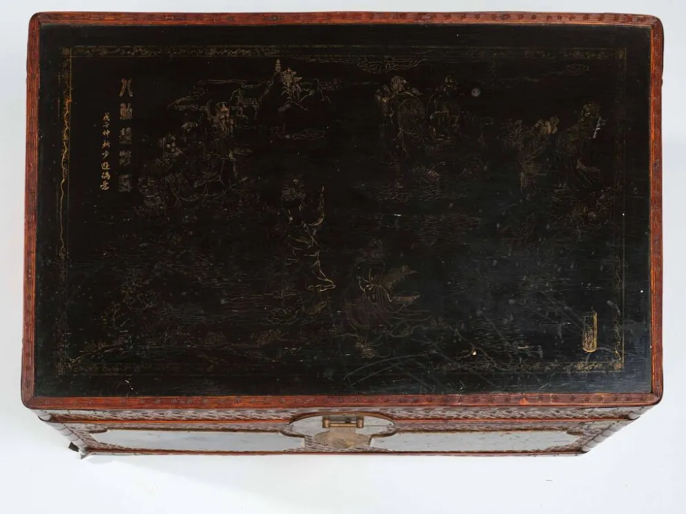 Malle chinoise vintage en vannerie, bois laqué noir et doré et laiton
