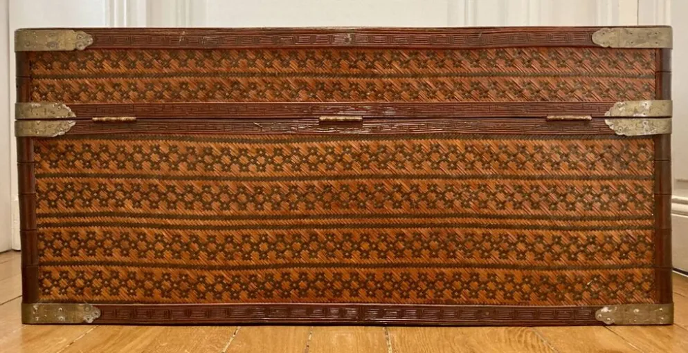 Malle chinoise vintage en vannerie, bois laqué noir et doré et laiton