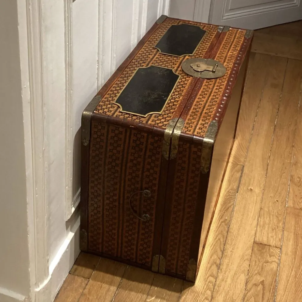 Malle chinoise vintage en vannerie, bois laqué noir et doré et laiton