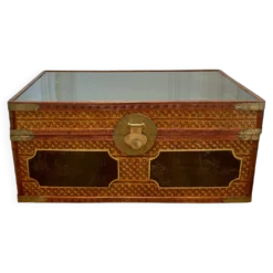 Malle chinoise vintage en vannerie, bois laqué noir et doré et laiton