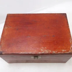 Malle/Coffre en cuir laqué rouge chinois du début du XXe siècle