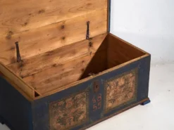 Malle de mariée ancienne bleu marine (année 1855)