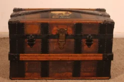 malle de voyage du début du 20° siècle en cuir et bois
