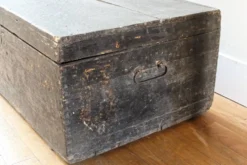 Malle en bois, amidon Le Chat Hoffmann