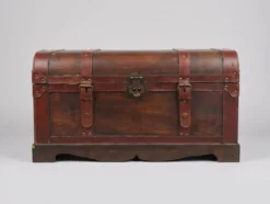 Malle en bois cuir et métal ultra chic et élégant dans un salon ou une chambre