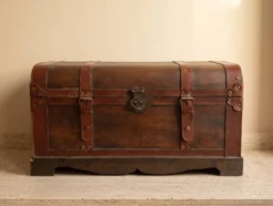Malle en bois cuir et métal ultra chic et élégant dans un salon ou une chambre