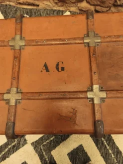 Malle en cuir marqué AG