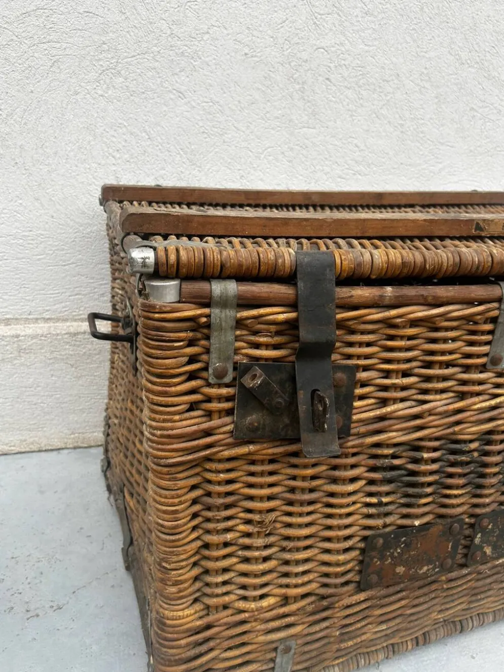 Malle SNCF en osier – coffre industriel ancien années 40