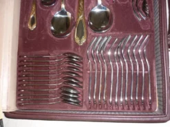 Mallette ménagère 70 pièces Besteke SBS Solingen en chrome nickel et dorée à l’or
