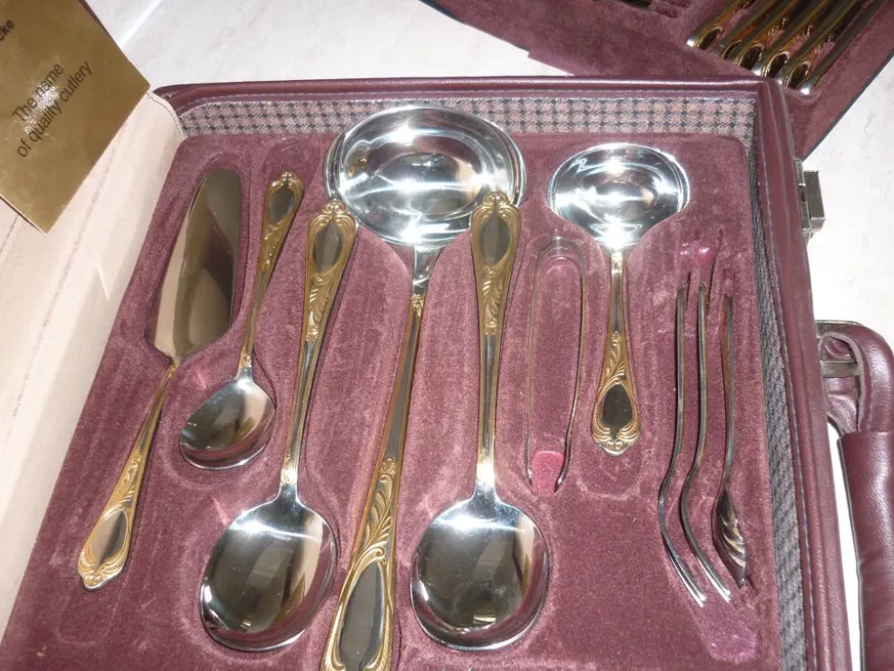 Mallette ménagère 70 pièces Besteke SBS Solingen en chrome nickel et dorée à l’or