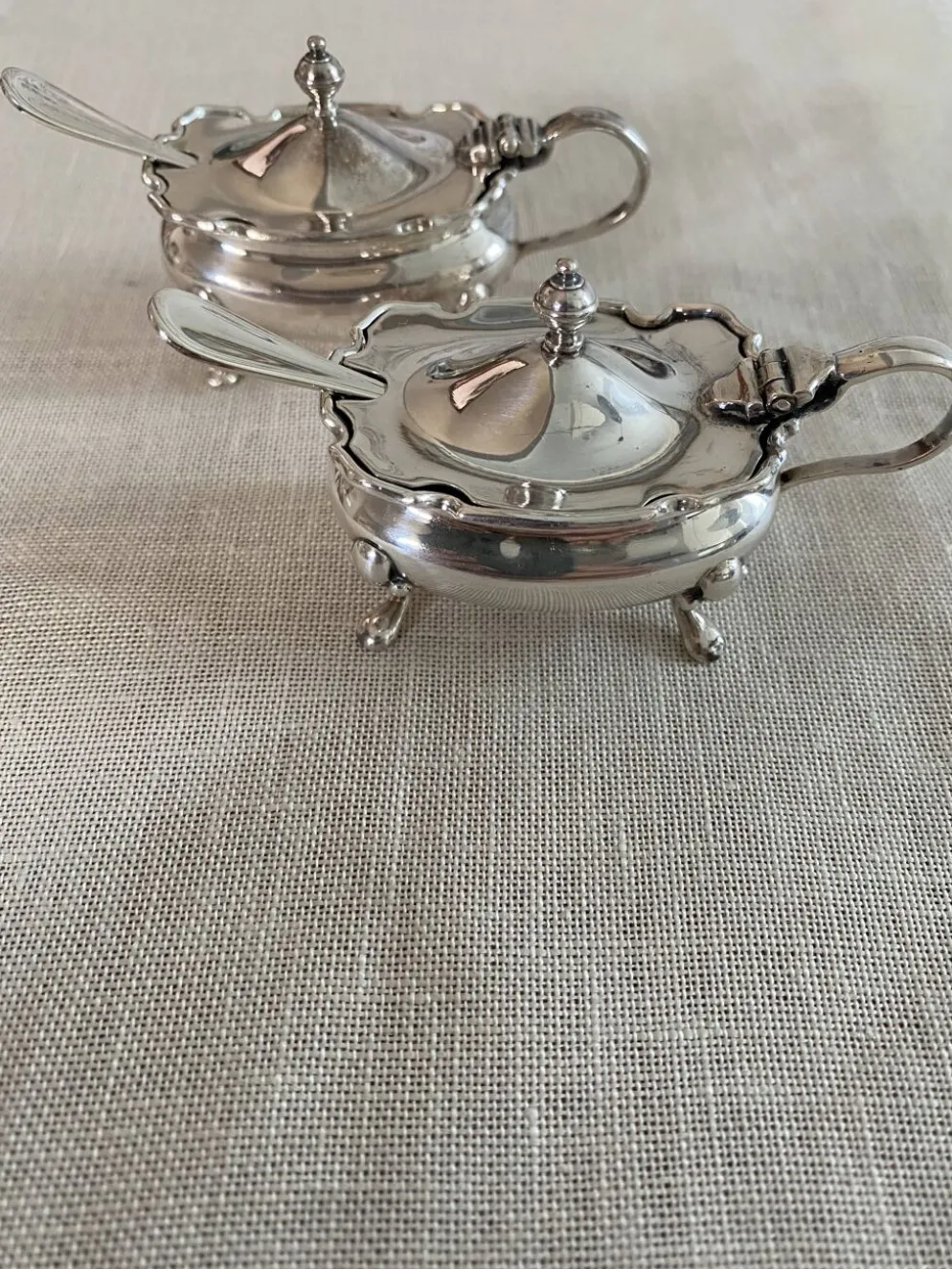Mappin & Webb vintage, élégant service à condiments en métal argenté.