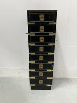 Meuble a huit petits tiroirs en bois noir XX Siècle