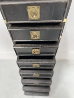 Meuble a huit petits tiroirs en bois noir XX Siècle
